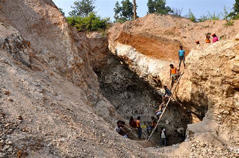  Minería de Mica: ¿Por qué esta piedra reluciente es crucial para la electrónica moderna?